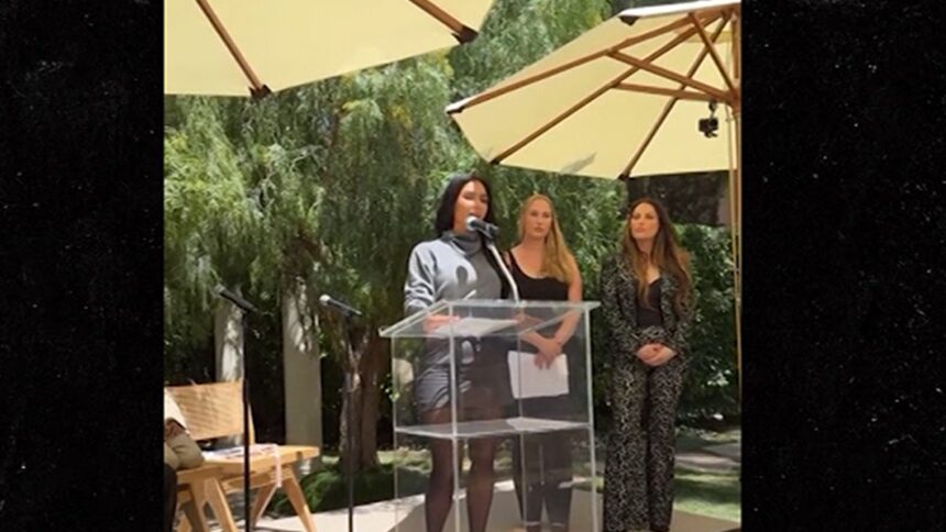 Kim Kardashian laureati dal programma Law, indossa il cappuccio nella cerimonia del cortile