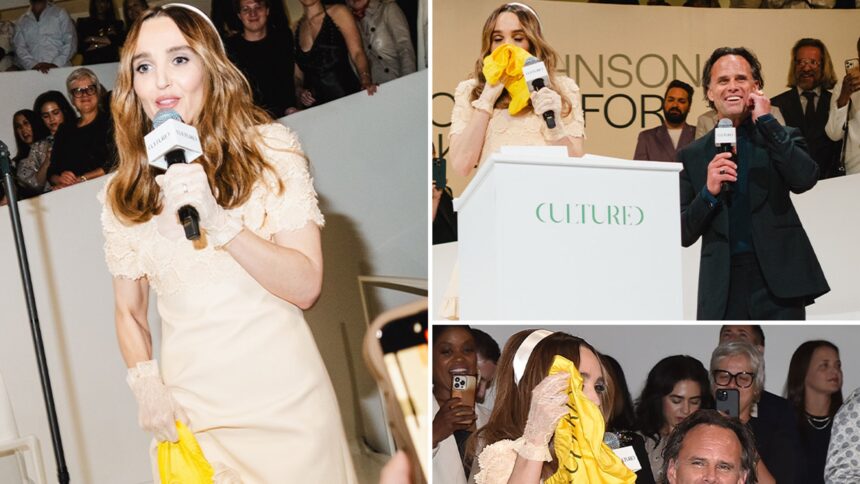 Chloe Fineman inala profondamente Speedo di Walton Goggins all'evento di rivista