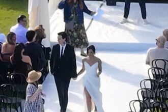 Demi Lovato cammina lungo il corridoio alle prove del matrimonio, in video