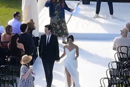 Demi Lovato cammina lungo il corridoio alle prove del matrimonio, in video