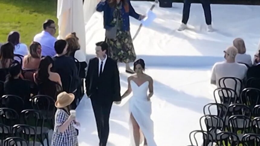 Demi Lovato cammina lungo il corridoio alle prove del matrimonio, in video