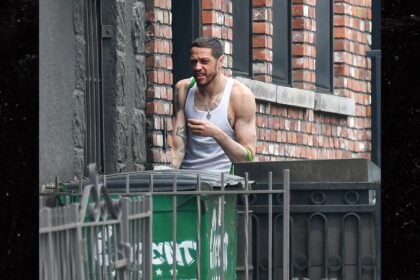 Pete Davidson sembra marcato portando generi alimentari consegnati a New York House