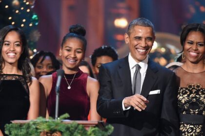 Barack Obama condivide la foto di Malia Obama, Sasha Obama, Michelle Obama