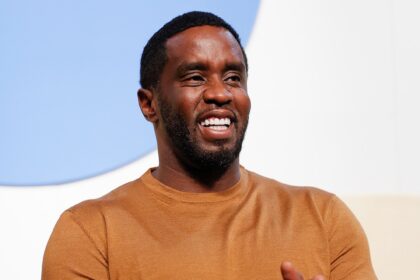 Sean "Diddy" Combs fa le mani del cuore durante il processo