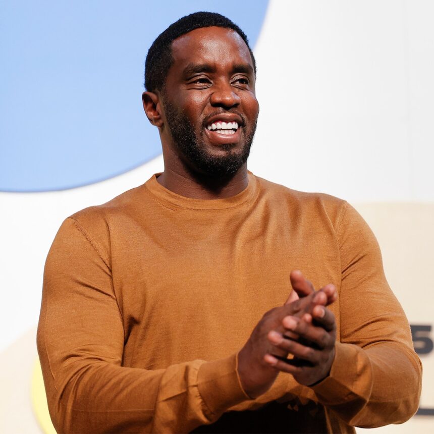 Sean "Diddy" Combs fa le mani del cuore durante il processo