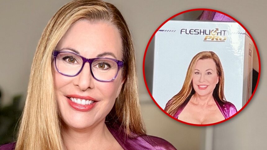 Solo Fans Cougar diventa una donna più grande per modellare il sex toy Fleshlight