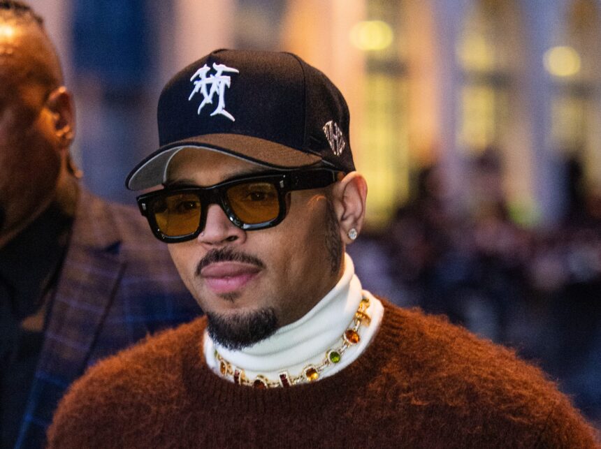 Chris Brown accende i fan dopo aver lasciato un importante suggerimento sui suoi piani per "Breezy Bowl"