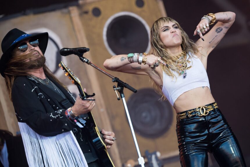 Miley Cyrus termina l'estrangement da papà, spiega perché