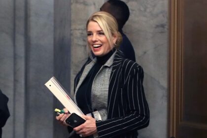 Pam Bondi è andato a scuola di legge? La sua educazione ha spiegato: Hollywood Life