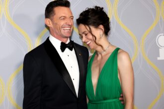 Chi è Sutton Foster? Tutto sulla fidanzata di Hugh Jackman - Hollywood Life
