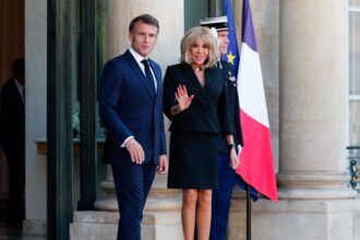 Brigette Macron ha davvero spinto Emmanuel Macron? Scoprilo - Hollywood Life