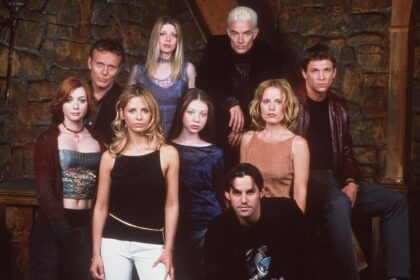 370100 01: The cast of 20th Century Fox's "Buffy The Vampire Slayer" pose for a portrait. (Photo by Online USA)