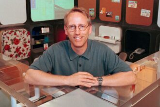 5 Cose da sapere sul creatore di "Dilbert" - Hollywood Life