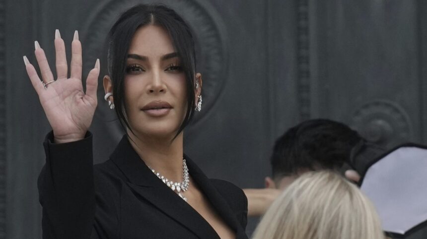 Prova di Parigi: Kim Kardashian testimonia sulla paura della morte e dello stupro nel 2016 Hotel rapina (Dettagli)