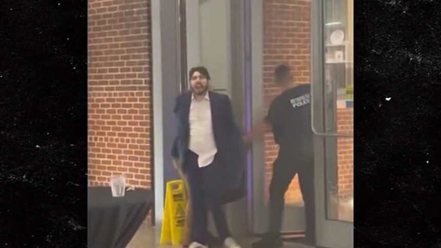 Sospetto sparatutto del museo ebraico arrestato, urla "Palestina libera", in video