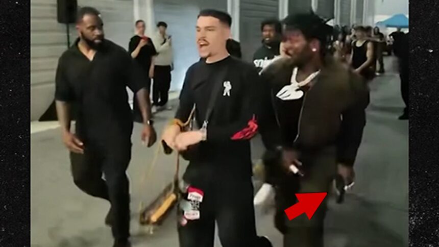 Antonio Brown attraversa la folla con quello che sembra pistola, in video
