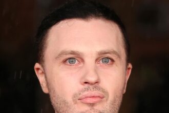 L'attore Michael Pitt schiaffeggiato con l'ordine di protezione, non può contattare Ex