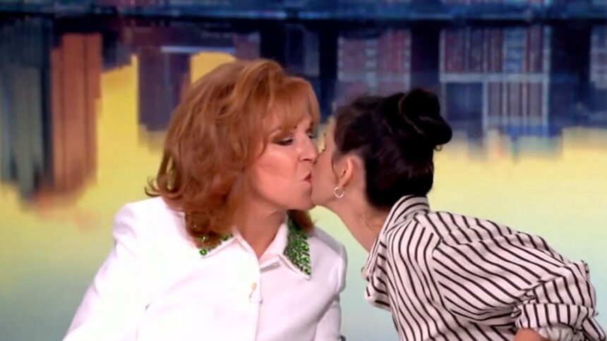Sarah Silverman ama il bacio improvvisato con Joy Behar su "The View"