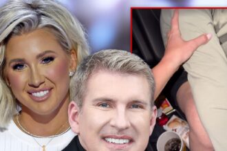 Todd Chrisley sfoggia i muscoli a Carsick Savannah dopo l'uscita della prigione
