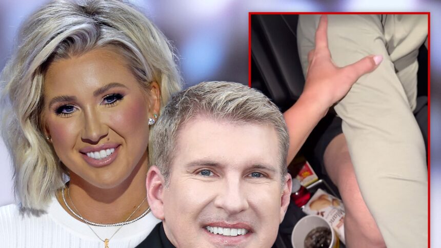 Todd Chrisley sfoggia i muscoli a Carsick Savannah dopo l'uscita della prigione