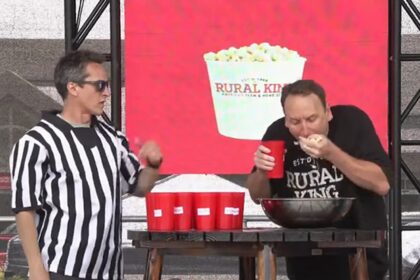 Il mangiatore competitivo Joey Chestnut batte il suo record di popcorn