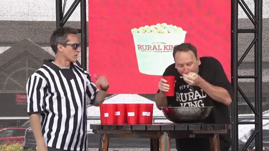 Il mangiatore competitivo Joey Chestnut batte il suo record di popcorn