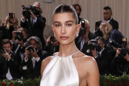 Hailey Bieber Bares Butt in bikini Foto di Miami Trip