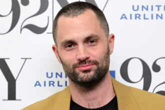 Penn Badgley chiarisce il nome di suo figlio di 4 anni non è James, dopo anni di dichiarazione errata
