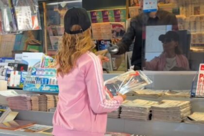 Barbara d'Urso orgogliosissima di essere sulla cover di '7' del Corriere: si mostra mentre compra il giornale in edicola, le parti salienti dell’intervista - Gossip.it