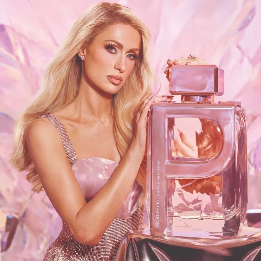 Paris Hilton condivide sulla sua nuovissima fragranza del 30 °, Iconic