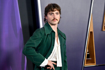 Benson Boone indossa un abito verde per Big Night all'AMAS 2025!