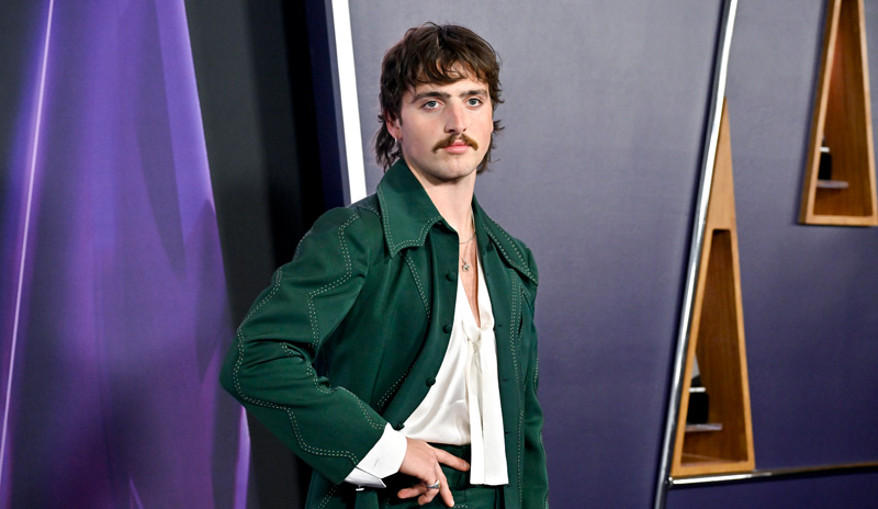 Benson Boone indossa un abito verde per Big Night all'AMAS 2025!