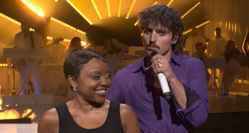 Benson Boone fa il debutto "SNL", si sposta dietro e canta per ospitare Quinta Brunson - Guarda ora!