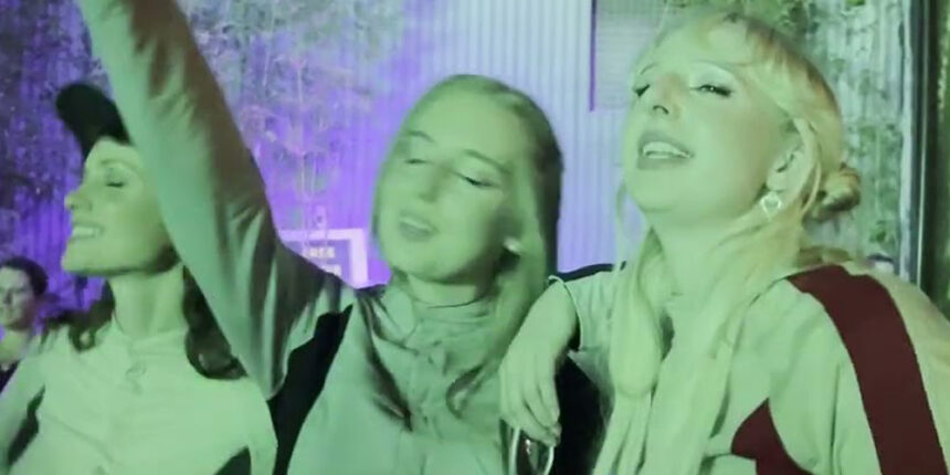 Testo di "qualunque cosa": il blusher pop australiano ritorna con un banger!