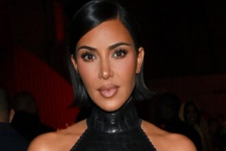 Kim Kardashian arriva a Parigi davanti alla testimonianza di prova della rapina di gioielli