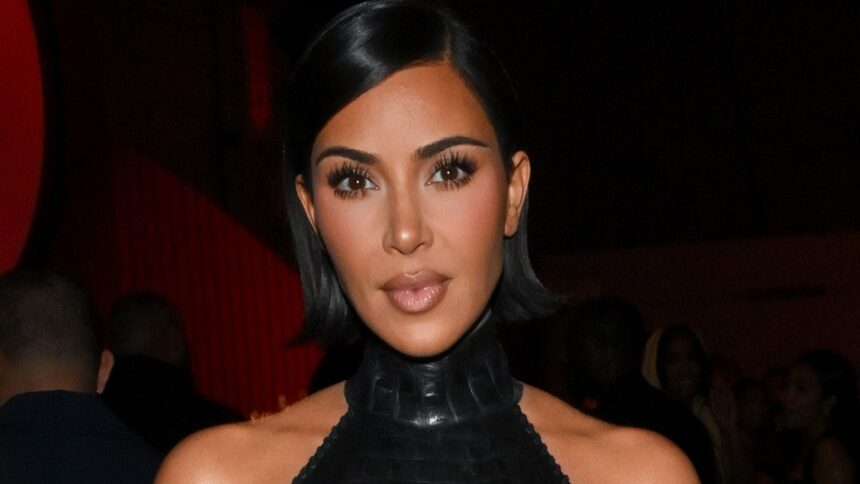 Kim Kardashian arriva a Parigi davanti alla testimonianza di prova della rapina di gioielli