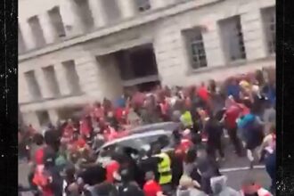 Auto araggi attraverso una folla enorme al Liverpool Soccer Parade nel Regno Unito, in video