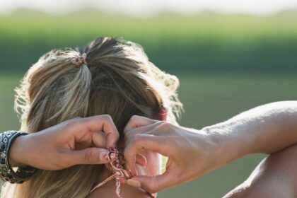 Bandisci l'acne di schiena e toracica per sempre con questi must per la cura del corpo