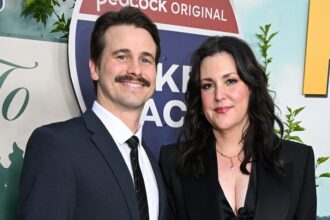 Jason Ritter dice che Melanie Lynskey non condivide mai gli spoiler della TV
