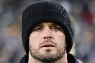 Derek Carr si ritira dalla NFL a 34 a causa di gravi lesioni alla spalla