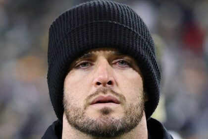 Derek Carr si ritira dalla NFL a 34 a causa di gravi lesioni alla spalla