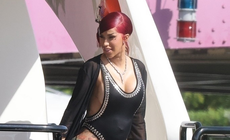 Cardi B & Nuovo fidanzato Stefon Diggs Celebrate il Memorial Day Holiday su uno yacht a Miami