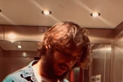 Carlos Maria Corona cambia look, a 22 anni sempre più uomo: mamma Nina Moric posta le immagini con la barba lunga - Gossip.it