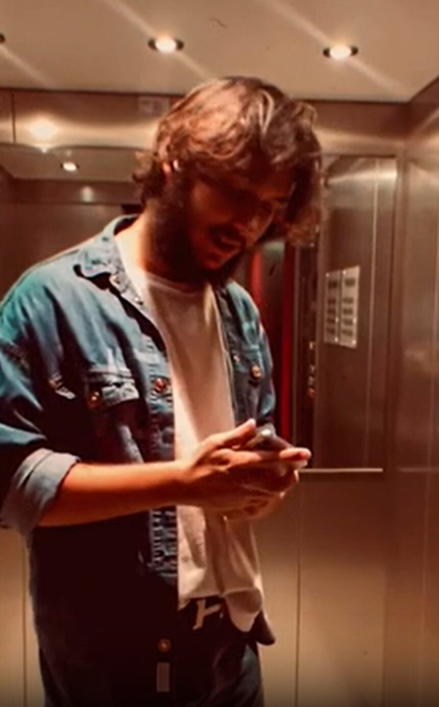 Carlos Maria Corona cambia look, a 22 anni sempre più uomo: mamma Nina Moric posta le immagini con la barba lunga - Gossip.it