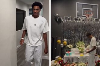 ALIJAH ARENAS BENTED a casa con regali, fiori