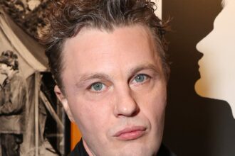 La star di "Boardwalk Empire" Michael Pitt è stata arrestata per abuso sessuale
