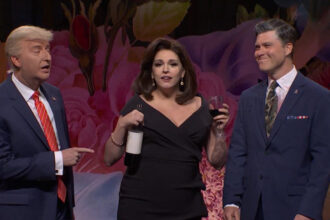Cecily Strong fa il ritorno a sorpresa a "SNL" per giocare a Jeanine Pirro in Cold Open