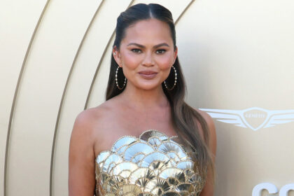 Chrissy Teigen rivela che ha ricominciato a bere: "Mi piaccio di più sobrio"