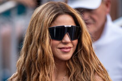 Shakira cade sul palco durante il concerto di Montreal