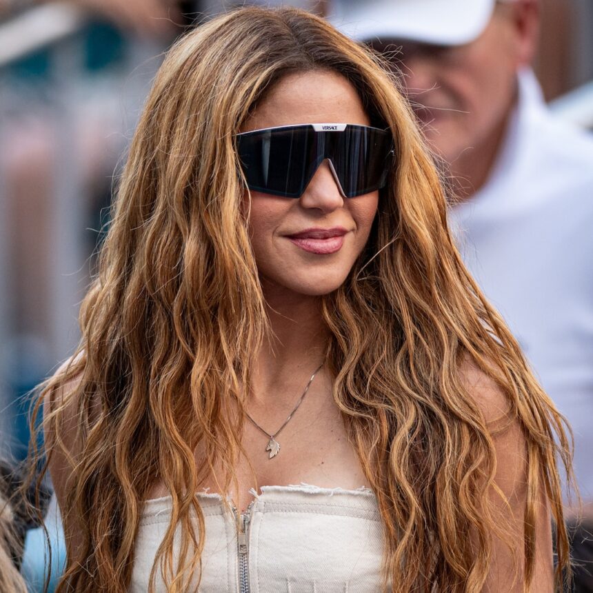 Shakira cade sul palco durante il concerto di Montreal